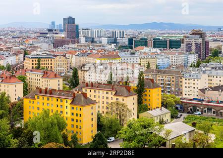 Ältere Wohnblöcke in der Nähe des Prater Vergnügungsparks, Wien Skyline im Rücken, Wien, Österreich Stockfoto