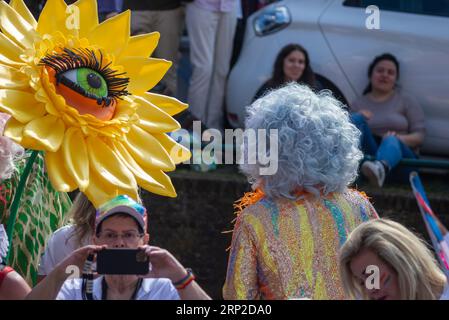 2. September 2023, Leiden, Niederlande, First Pride mit farbenfrohem Umzugsboot in den Kanälen von Leiden Stockfoto