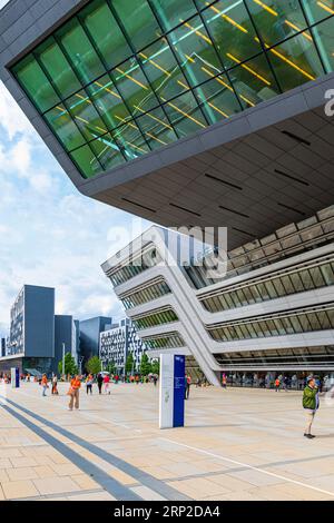 Studierende vor dem modernen Gebäude auf dem Campus der Wirtschaftsuniversität WU, moderne Architektur, Leopoldstadt, Wien, Österreich Stockfoto