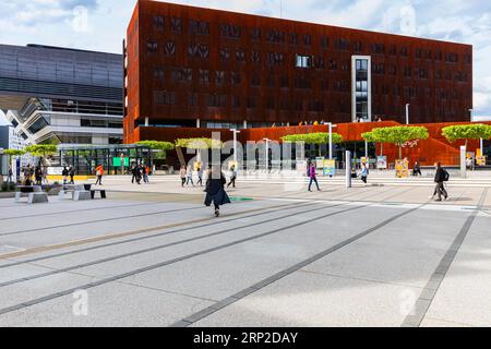 Studierende vor dem modernen Gebäude auf dem Campus der Wirtschaftsuniversität WU, moderne Architektur, Leopoldstadt, Wien, Österreich Stockfoto