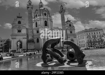 Bronzeskulpturen im Teich vor der barocken Karlskirche, schwarz-weißes Foto, Karlsplatz, Wien, Österreich Stockfoto