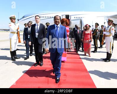 (180831) -- PEKING, 31. August 2018 -- der kamerunische Präsident Paul Biya (Front) kommt am 31. August 2018 in Peking, der Hauptstadt Chinas, an, um am Pekinger Gipfel des Forums für die Zusammenarbeit zwischen China und Afrika (FOCAC) teilzunehmen. ) (mp) CHINA-PEKING-KAMERUN-PRESIDENT-ARRIVAL (CN) JuxHuanzong PUBLICATIONxNOTxINxCHN Stockfoto