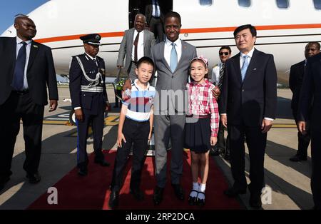 (180831) -- PEKING, 31. August 2018 -- der sambische Präsident Edgar Lungu kommt am 31. August 2018 in Peking, der Hauptstadt Chinas, an, um am Pekinger Gipfel des Forums für Zusammenarbeit zwischen China und Afrika (FOCAC) teilzunehmen. ) (mp) CHINA-PEKING-SAMBIA-PRESIDENT-ARRIVAL (CN) WangxJianwei PUBLICATIONxNOTxINxCHN Stockfoto