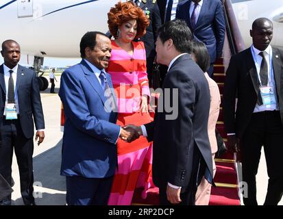 (180831) -- PEKING, 31. August 2018 -- der kamerunische Präsident Paul Biya (L, Front) kommt am 31. August 2018 in Peking, der Hauptstadt Chinas, an, um am Pekinger Gipfel des Forums für Zusammenarbeit zwischen China und Afrika (FOCAC) teilzunehmen. ) (mp) CHINA-PEKING-KAMERUN-PRESIDENT-ARRIVAL (CN) JuxHuanzong PUBLICATIONxNOTxINxCHN Stockfoto