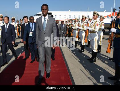 (180831) -- PEKING, 31. August 2018 -- der sambische Präsident Edgar Lungu (Front) kommt am 31. August 2018 in Peking, der Hauptstadt Chinas, an, um am Pekinger Gipfel des Forums für Zusammenarbeit zwischen China und Afrika (FOCAC) teilzunehmen. ) (mp) CHINA-PEKING-SAMBIA-PRESIDENT-ARRIVAL (CN) WangxJianwei PUBLICATIONxNOTxINxCHN Stockfoto