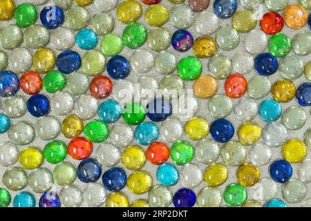 Heller, farbenfroher, glänzender Hintergrund, der aus vielen kleinen künstlichen runden Kristallen besteht. Farbenfrohe Textur Stockfoto