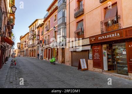Toledo, Spanien – 17. FEBRUAR 2022: Typische Architektur und Blick auf die Straße in Toledo, Castilla La Mancha, Spanien. Stockfoto