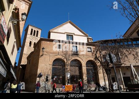 Toledo, Spanien – 17. FEBRUAR 2022: Typische Architektur und Blick auf die Straße in Toledo, Castilla La Mancha, Spanien. Stockfoto