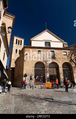 Toledo, Spanien – 17. FEBRUAR 2022: Typische Architektur und Blick auf die Straße in Toledo, Castilla La Mancha, Spanien. Stockfoto