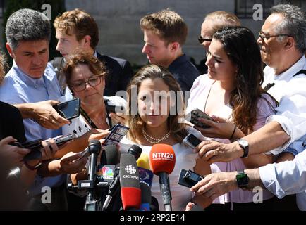 (180901) -- WASHINGTON, 1. September 2018 -- die kanadische Außenministerin Chrystia Freeland (C) spricht am 31. August 2018 mit Reportern in Washington D.C., den Vereinigten Staaten. US-Präsident Donald Trump hat den Kongress über seine Absicht informiert, ein Handelsabkommen mit Mexiko zu unterzeichnen, wobei Kanada willkommen ist, dem Abkommen beizutreten, wenn es dazu bereit ist, sagte das Weiße Haus am Freitag. Die Ankündigung kam, nachdem die Vereinigten Staaten und Kanada am Freitag nach Tagen intensiver Gespräche keine Einigung über die Überarbeitung des Nordamerikanischen Freihandelsabkommens (NAFTA) erzielt hatten. (gj) U.S.-WASHINGTON-CANADA-NAFTA LiuxJie PUBLICATI Stockfoto