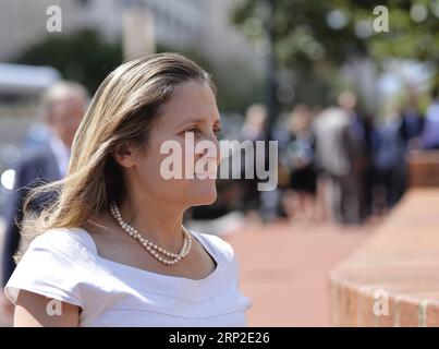 (180901) -- WASHINGTON, 1. September 2018 -- die kanadische Außenministerin Chrystia Freeland geht am 31. August 2018 zum Büro des US-Handelsbeauftragten in Washington D.C., den Vereinigten Staaten. US-Präsident Donald Trump hat den Kongress über seine Absicht informiert, ein Handelsabkommen mit Mexiko zu unterzeichnen, wobei Kanada willkommen ist, dem Abkommen beizutreten, wenn es dazu bereit ist, sagte das Weiße Haus am Freitag. Die Ankündigung kam, nachdem die Vereinigten Staaten und Kanada am Freitag nach Tagen intensiver Gespräche keine Einigung über die Überarbeitung des Nordamerikanischen Freihandelsabkommens (NAFTA) erzielt hatten. (gj) USA-WASHINGTON- Stockfoto