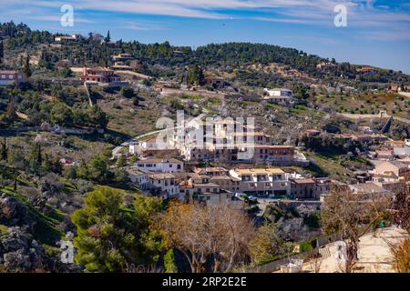 Toledo, Spanien – 17. FEBRUAR 2022: Typische Architektur und unvergleichlicher Blick auf die Straße in Toledo, Castilla La Mancha, Spanien. Stockfoto