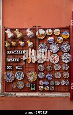 Toledo, Spanien - 17. Februar 2022: Traditionelle andalusische Keramik wird in einem traditionellen Souvenirgeschäft in Toledo verkauft. Stockfoto