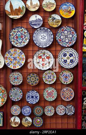 Toledo, Spanien - 17. Februar 2022: Traditionelle andalusische Keramik wird in einem traditionellen Souvenirgeschäft in Toledo verkauft. Stockfoto