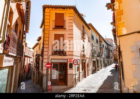 Toledo, Spanien – 17. FEBRUAR 2022: Typische Architektur und Blick auf die Straße in Toledo, Castilla La Mancha, Spanien. Stockfoto