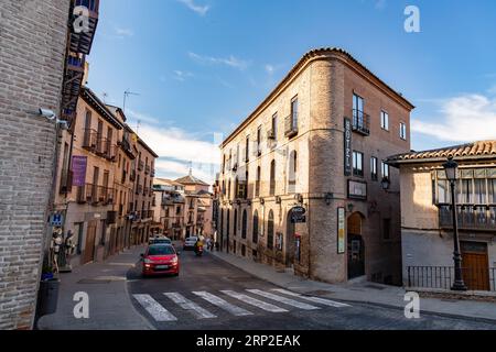 Toledo, Spanien – 17. FEBRUAR 2022: Typische Architektur und Blick auf die Straße in Toledo, Castilla La Mancha, Spanien. Stockfoto
