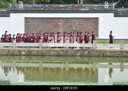 (180901) -- FUZHOU, 1. Sept. 2018 -- rund 200 Schüler engagieren sich in einer Aktivität, um ihren Lehrern in Fuzhou, der Hauptstadt der südöstlichen chinesischen Provinz Fujian, am 1. Sept. 2018 Respekt zu zollen. Die Aktivität findet statt, um das neue Semester am Schulöffnungstag, der auf den 1. September fällt, zu begrüßen. ) (ly) CHINA-FUJIAN-SCHOOL OPENING DAY-ACTIVITY (CN) SongxWeiwei PUBLICATIONxNOTxINxCHN Stockfoto