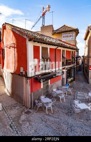 Toledo, Spanien – 17. FEBRUAR 2022: Typische Architektur und Blick auf die Straße in Toledo, Castilla La Mancha, Spanien. Stockfoto