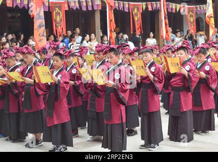 (180901) -- FUZHOU, 1. Sept. 2018 -- rund 200 Schüler engagieren sich in einer Aktivität, um ihren Lehrern in Fuzhou, der Hauptstadt der südöstlichen chinesischen Provinz Fujian, am 1. Sept. 2018 Respekt zu zollen. Die Aktivität findet statt, um das neue Semester am Schulöffnungstag, der auf den 1. September fällt, zu begrüßen. ) (ly) CHINA-FUJIAN-SCHOOL OPENING DAY-ACTIVITY (CN) SongxWeiwei PUBLICATIONxNOTxINxCHN Stockfoto