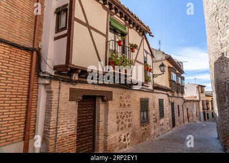 Toledo, Spanien – 17. FEBRUAR 2022: Typische Architektur und Blick auf die Straße in Toledo, Castilla La Mancha, Spanien. Stockfoto