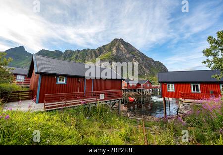 Traditionelle rote rorbuer Holzhütten, Fischerdorf A i Lofoten, Lofoten, Nordland, Norwegen Stockfoto