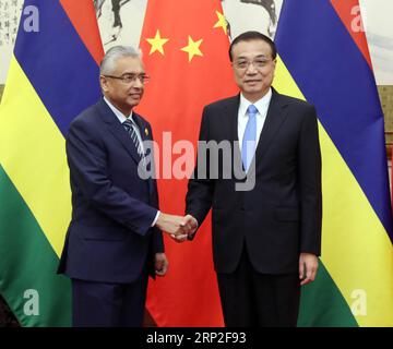 (180902) -- PEKING, 2. September 2018 -- der chinesische Ministerpräsident Li Keqiang (R) trifft sich mit dem mauritischen Premierminister Pravind Jugnauth in Peking, der Hauptstadt Chinas, am 2. September 2018. )(mcg) CHINA-BEIJING-LI KEQIANG-MAURITIAN PM-MEETING (CN) LiuxWeibing PUBLICATIONxNOTxINxCHN Stockfoto