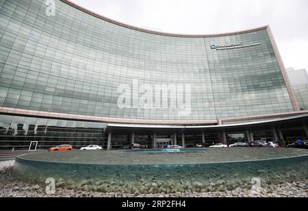 (180902) -- OHIO, 2. September 2018 -- Foto aufgenommen am 22. August 2018 zeigt den Sydell & Arnold Miller Family Pavilion der Cleveland Clinic in Cleveland, Ohio. Die Klinik erstreckt sich über 170 Hektar Land in der Innenstadt von Cleveland, dem US-Bundesstaat Ohio, und ist eines der Top-medizinischen Zentren des Landes. Besonders berühmt für die Behandlung von Herz-Kreislauf-Erkrankungen, verzeichnete es 7,6 Millionen Patientenbesuche im Jahr 2017. ZU GEHEN MIT Feature: Renommierte US Medical Center Upbeat über Chancen in China) (yk) US-OHIO-CLEVELAND CLINIC WangxYing PUBLICATIONxNOTxINxCHN Stockfoto