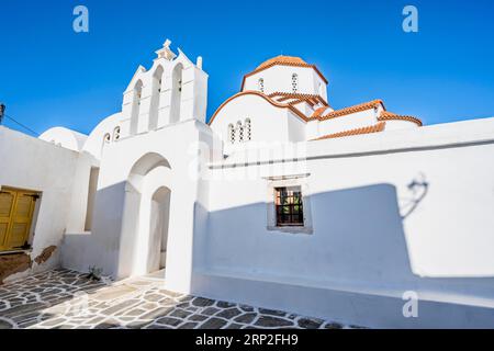 Bogengang mit Glocken der Kapelle von Agios Antonios und griechisch-orthodoxe Kirche von Metamorfosi Sotiros, Gassen des Dorfes Marpissa, Paros Stockfoto