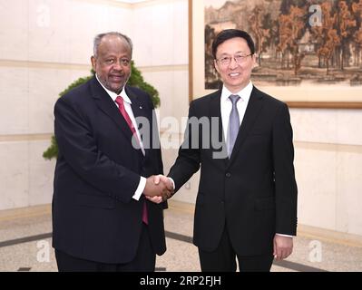 (180902) -- PEKING, 2. September 2018 -- der chinesische Vize-Premier Han Zheng (R) trifft sich mit dem dschibutischen Präsidenten Ismail Omar Guelleh in Peking, der Hauptstadt Chinas, am 2. September 2018. )(mcg) CHINA-BEIJING-HAN ZHENGDSCHIBUTI PRESIDENT-MEETING (CN) YanxYan PUBLICATIONxNOTxINxCHN Stockfoto