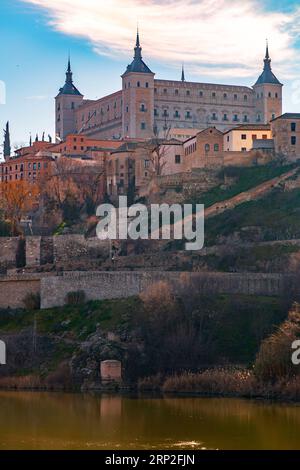 Toledo, Spanien - 17. Februar 2022: Blick vom Tejo in Richtung des historischen Zentrums von Toledo, Spanien. Stockfoto