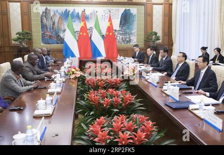 (180902) -- PEKING, 2. Sept. 2018 -- der chinesische Premier Li Keqiang trifft sich mit dem sierraleonischen Präsidenten Julius Maada Bio in Peking, der Hauptstadt Chinas, am 2. Sept. 2018. )(MP) CHINA-BEIJING-LI KEQIANG-SIERRA LEONEAN PRESIDENT-MEETING (CN) LIXTAO PUBLICATIONXNOTXINXCHN Stockfoto