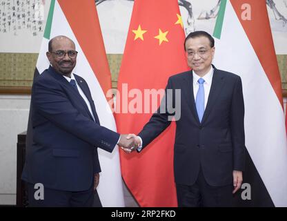 (180902) -- PEKING, 2. September 2018 -- der chinesische Ministerpräsident Li Keqiang (R) trifft sich mit dem sudanesischen Präsidenten Omar al-Bashir in Peking, der Hauptstadt Chinas, am 2. September 2018. )(MP) CHINA-BEIJING-LI KEQIANG-SUDANESE PRESIDENT-MEETING (CN) LixTao PUBLICATIONxNOTxINxCHN Stockfoto