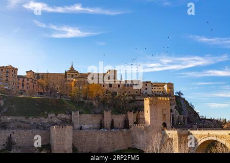 Toledo, Spanien - 17. Februar 2022: Blick vom Tejo in Richtung des historischen Zentrums von Toledo, Spanien. Stockfoto