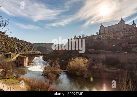 Toledo, Spanien - 17. Februar 2022: Blick vom Tejo in Richtung des historischen Zentrums von Toledo, Spanien. Stockfoto