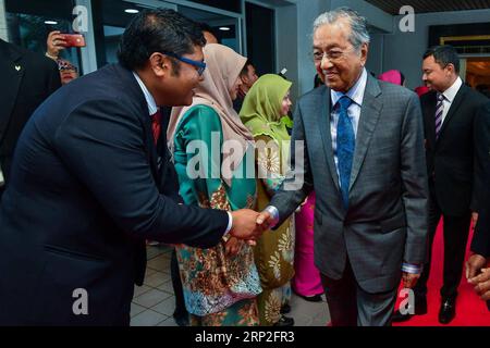 BANDAR SERI BEGAWAN, 2. Sept. -- das Foto vom 2. September 2018 zeigt, wie der malaysische Premierminister Mahathir Mohamad (R) am internationalen Flughafen von Brunei ankommt und mit einem Beamten in Bandar Seri Begawan, der Hauptstadt von Brunei, die Hände schüttelt. Der malaysische Premierminister Mahathir Mohamad traf am Sonntagnachmittag in Brunei zu einem zweitägigen offiziellen Besuch zusammen, um die bilateralen Beziehungen und die Zusammenarbeit mit dem Sultanat weiter zu stärken. BRUNEI-BANDAR SERI BEGAWAN-MALAYSIAN PM-BILATERAL RELATIONS XUEXFEI PUBLICATIONXNOTXINXCHN Stockfoto