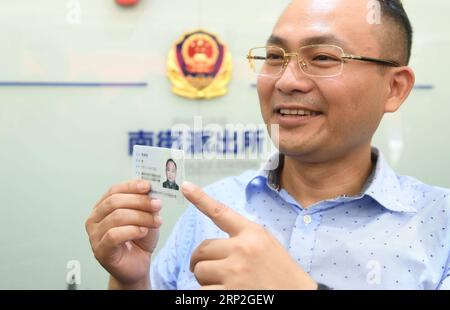 (180903) -- FUZHOU, 3. September 2018 -- Ein auf dem chinesischen Festland lebender Bewohner Taiwans zeigt die Aufenthaltserlaubnis auf der Nanjie Polizeistation der Gulou Niederlassung des Fuzhou Municipal Public Security Bureau in Fuzhou, südöstliche chinesische Provinz Fujian, 3. September 2018. Am 1. September wurde eine neue Verordnung über die Beantragung und Erteilung von Aufenthaltstiteln für Einwohner Hongkongs, Macaus und Taiwans, die auf dem chinesischen Festland leben, in Kraft gesetzt. )(LY) CHINA-FUJIAN-RESIDENCE PERMIT-HK MACAO TAIWAN RESIDENTS-ISSUING (CN) LINXSHANCHUAN PUBLICATIONXNOTXINXCHN Stockfoto