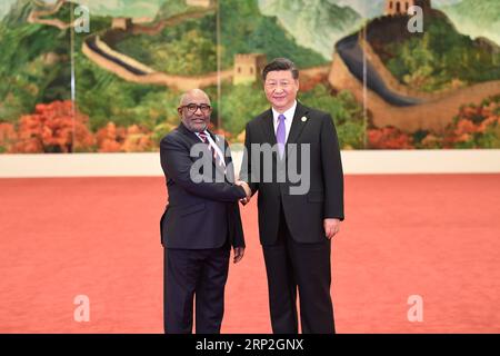 (180903) -- PEKING, 3. September 2018 -- der chinesische Präsident Xi Jinping (R) begrüßt den komorischen Präsidenten Azali Assoumani, der zum Gipfeltreffen des Forums für die Zusammenarbeit zwischen China und Afrika (FOCAC) 2018 in Peking, der chinesischen Hauptstadt, am 3. September 2018, anwesend ist. )(mcg) CHINA-BEIJING-FOCAC-XI JINPING-WELCOME (CN) YanxYan PUBLICATIONxNOTxINxCHN Stockfoto