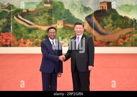 (180903) -- PEKING, 3. September 2018 -- der chinesische Präsident Xi Jinping (R) begrüßt den Präsidenten Madagaskars, Hery Rajaonarimampianina, der zum Gipfeltreffen des Forums für China-Afrika-Zusammenarbeit (FOCAC) 2018 in Peking, der chinesischen Hauptstadt, am 3. September 2018, anwesend ist. )(mcg) CHINA-BEIJING-FOCAC-XI JINPING-WELCOME (CN) YanxYan PUBLICATIONxNOTxINxCHN Stockfoto