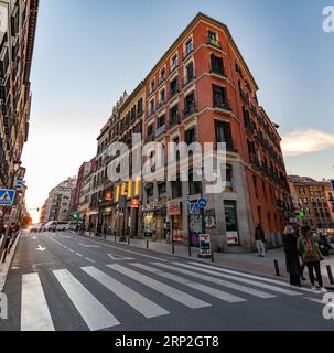 Madrid, Spanien - 17. FEBRUAR 2022: Allgemeine Architektur und Blick auf die Straße von Madrid, der Hauptstadt Spaniens. Stockfoto