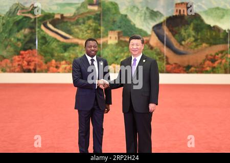 (180903) -- PEKING, 3. September 2018 -- der chinesische Präsident Xi Jinping (R) begrüßt die togolesische Präsidentin Faure Gnassingbe, die zum Gipfeltreffen des Forums für China-Afrika-Zusammenarbeit (FOCAC) 2018 in Peking, der chinesischen Hauptstadt, am 3. September 2018, anwesend ist. )(mcg) CHINA-BEIJING-FOCAC-XI JINPING-WELCOME (CN) YanxYan PUBLICATIONxNOTxINxCHN Stockfoto