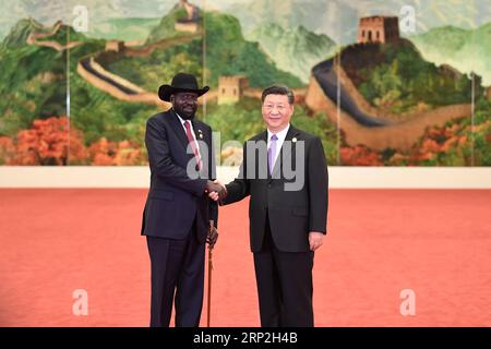 (180903) -- PEKING, 3. September 2018 -- der chinesische Präsident Xi Jinping (R) begrüßt den südsudanesischen Präsidenten Salva Kiir, der zum Gipfeltreffen des Forums für China-Afrika-Zusammenarbeit (FOCAC) 2018 in Peking, der chinesischen Hauptstadt, am 3. September 2018, anwesend ist. )(mcg) CHINA-BEIJING-FOCAC-XI JINPING-WELCOME (CN) YanxYan PUBLICATIONxNOTxINxCHN Stockfoto