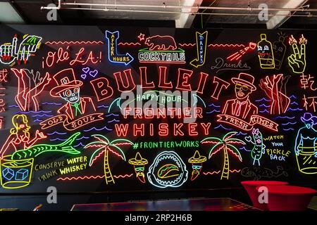 Bulleit Frontier Whiskey beleuchtetes Neonschild am Grand Central Market in Los Angeles Kalifornien LA USA Stockfoto