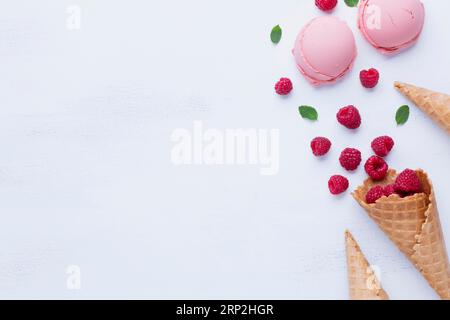Eis mit Himbeer-Geschmack von oben Stockfoto