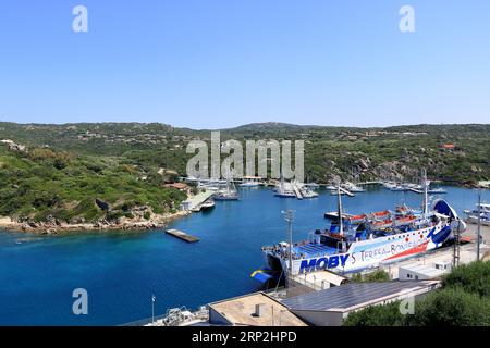 Mai 27 2023 - Santa Teresa Gallura, Sardinien in Italien: Schöner Tag im Hafen von Santa Teresa Stockfoto