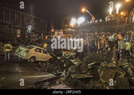 News Bilder des Tages (180904) -- KOLKATA, 4. September 2018 -- Rettungskräfte und Pendler stehen in der Nähe der eingestürzten Majerhat-Brücke, in Kalkutta, Indien, 4. September 2018. Mindestens sechs Personen wurden am Dienstag verletzt, und viele andere befürchten, dass sie unter den Trümmern eingeschlossen sind, nachdem ein Teil einer Brücke im ostindischen Bundesstaat Westbengalen eingestürzt war. (yg) INDIA-KOLKATA-BRIDGE COLLAPSE TumpaxMondal PUBLICATIONxNOTxINxCHN Stockfoto