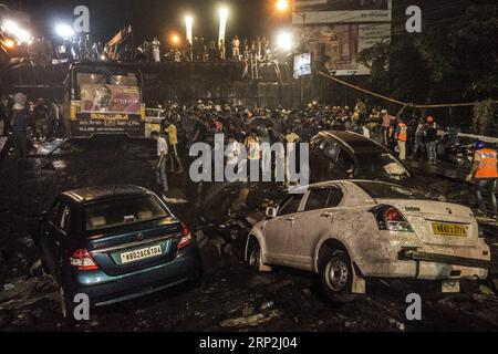 (180904) -- KOLKATA, 4. September 2018 -- Rettungs- und Pendler stehen in der Nähe der eingestürzten Majerhat-Brücke, in Kolkata, Indien, 4. September 2018. Mindestens sechs Personen wurden am Dienstag verletzt, und viele andere befürchten, dass sie unter den Trümmern eingeschlossen sind, nachdem ein Teil einer Brücke im ostindischen Bundesstaat Westbengalen eingestürzt war. (yg) INDIA-KOLKATA-BRIDGE COLLAPSE TumpaxMondal PUBLICATIONxNOTxINxCHN Stockfoto