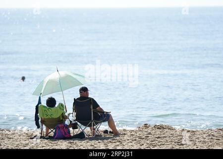 Menschen genießen das warme Wetter am Bournemouth Strand in Dorset. Bilddatum: Sonntag, 3. September 2023. Stockfoto