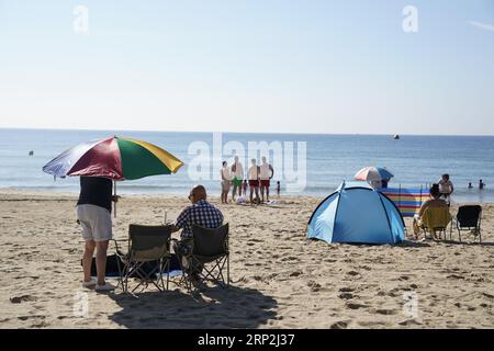 Menschen genießen das warme Wetter am Bournemouth Strand in Dorset. Bilddatum: Sonntag, 3. September 2023. Stockfoto