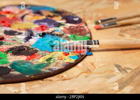 Verschmutzte Farbpalette, Wasserfarben, Tuben Stockfoto