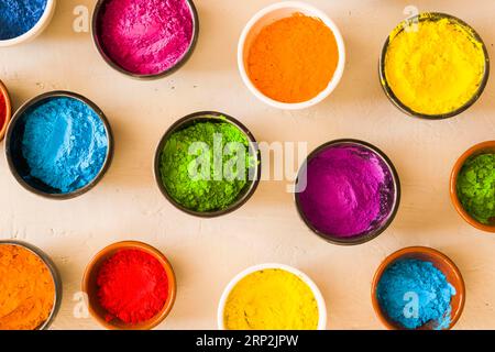 Erhöhte Ansicht holi Farbe Pulver verschiedene Art Schalen Beton Hintergrund Stockfoto